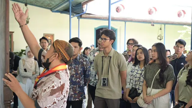 Belajar Sejarah Bareng Anak Muda, Alam Ganjar Sambangi Keraton Surakarta Hadiningrat