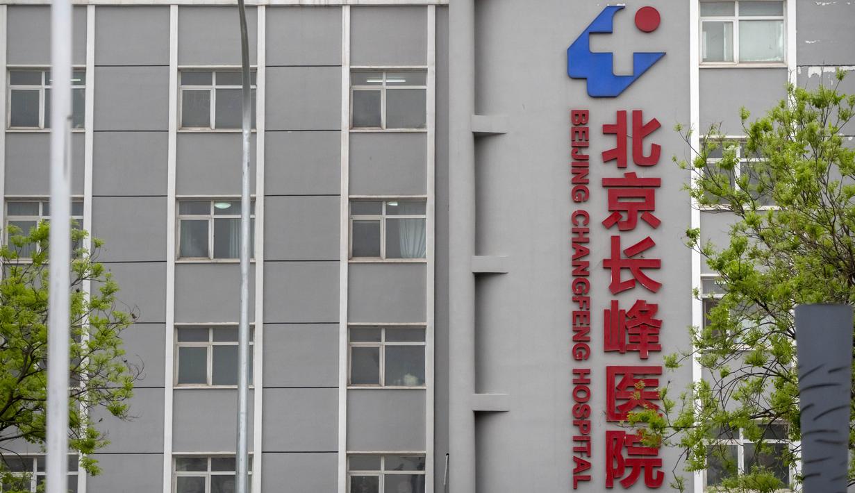 Beberapa orang yang terjebak harus melarikan diri dari jendela dengan menggunakan sprei yang diikat menjadi satu. (AP Photo/Mark Schiefelbein)