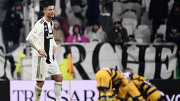 Ekspresi penyerang Juventus, Cristiano Ronaldo (kiri) saat pemain Parma mencetak gol ke gawang Juventus dalam lanjutan Serie A Italia di Allianz Stadium, Turin, Sabtu (2/2). Juventus ditahan imbang Parma dengan skor 3-3. (Marco BERTORELLO/AFP)