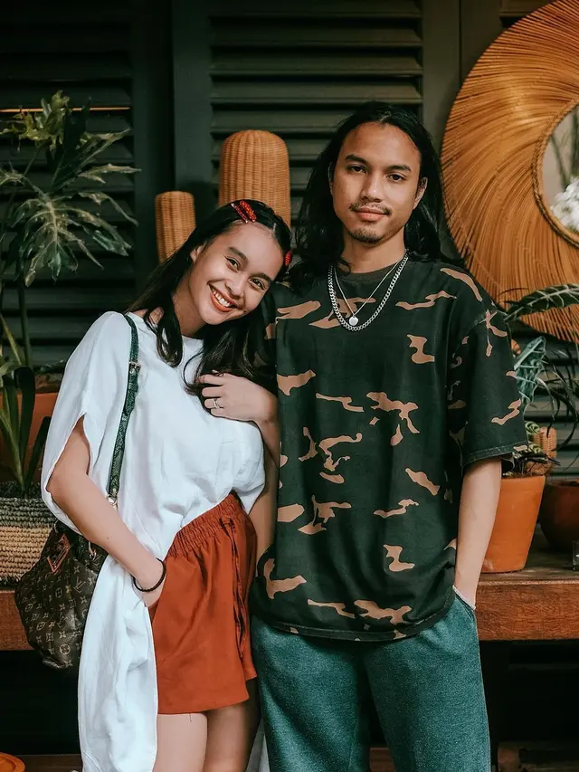 6 Potret Mesra Conchita Caroline dan Krishnamurti Rajasa, Bak Pasangan ABG