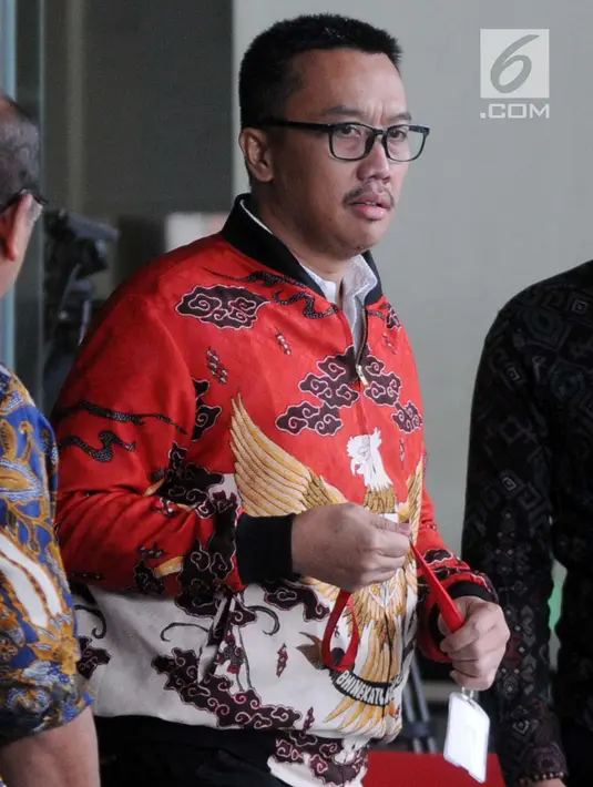 Mantan Menpora, Imam Nahrawi keluar menjalankan salat jumat saat proses penyidikan di Gedung KPK, Jakarta, Jumat (27/09/2019). Imam Nahrawi diperiksa sebagai tersangka karena menerima commitment fee atas pengurusan proposal hibah yang diajukan oleh KONI kepada Kemenpora. (merdeka.com/Dwi Narwoko)