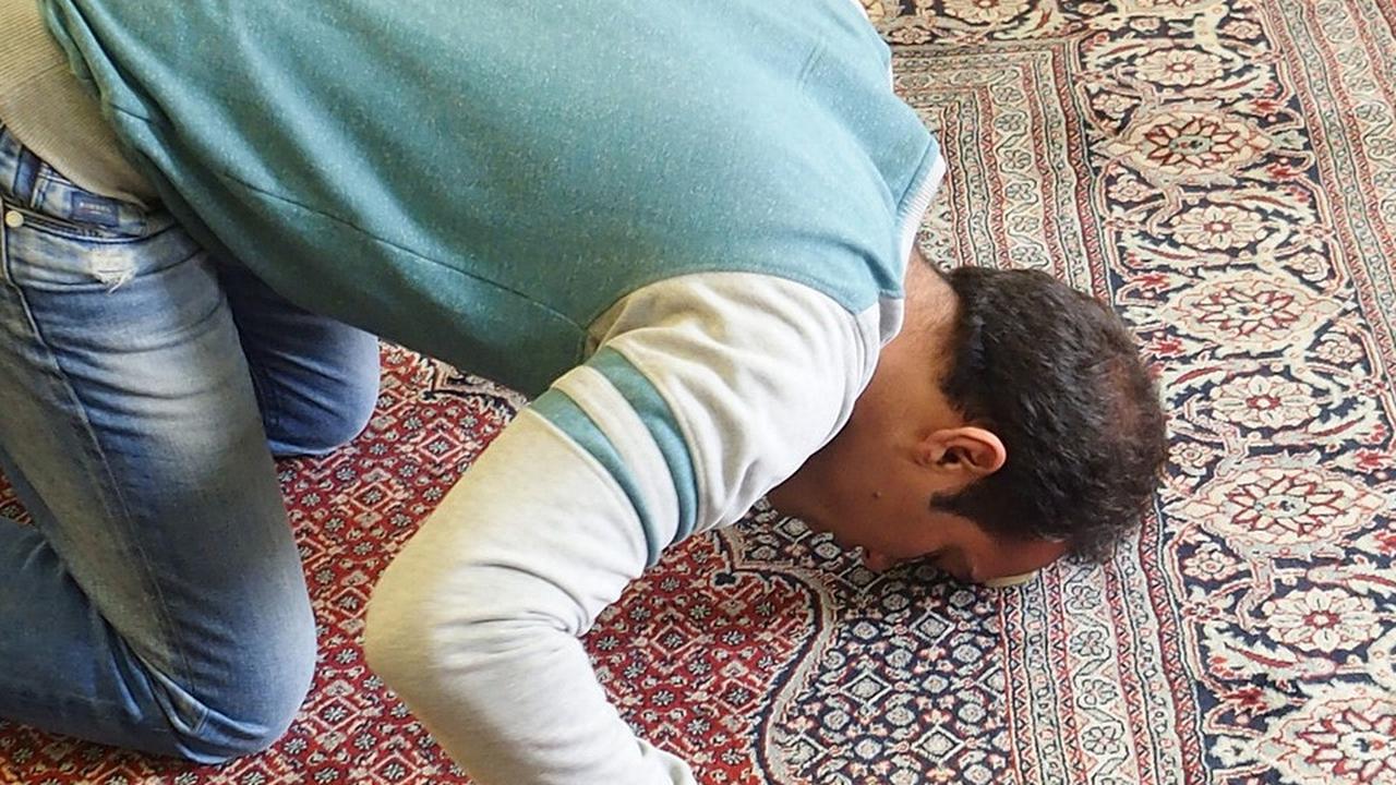 8 Keajaiban Sholat Hajat Sebelum Tidur, Membuka Pintu Rezeki