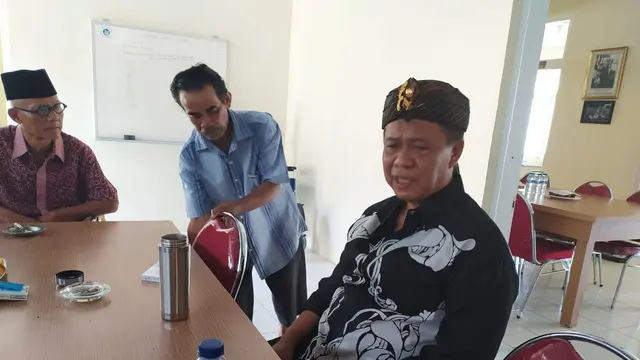 Tokoh SundaAnton Charliyan, saat memberikan penjelasan kepada sejumlah wartawan di Tasikmalaya, Jawa Barat