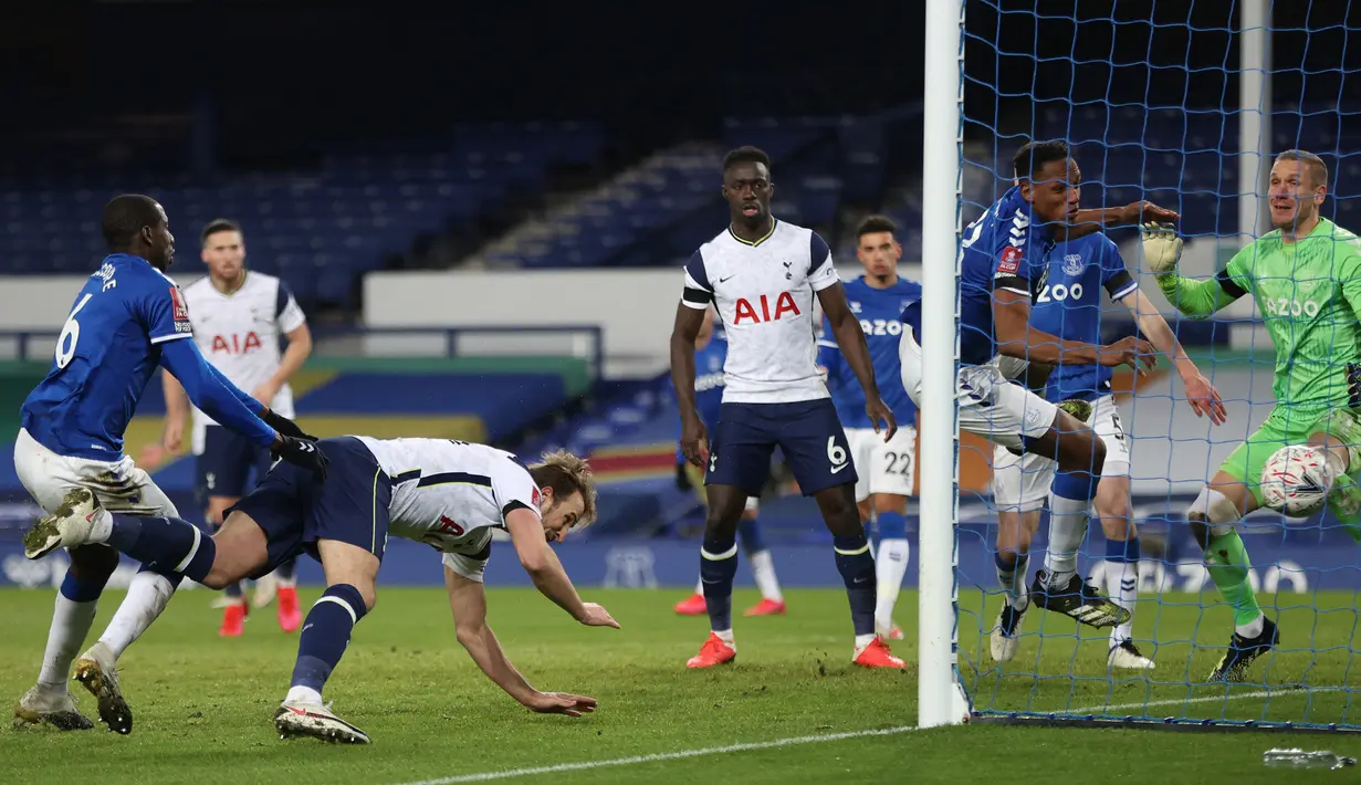 Striker Tottenham Hotspur, Harry Kane (kedua dari kiri) mencetak gol penyeimbang 4-4 ke gawang Everton dalam laga babak kelima Piala FA 2020/21 di Goodison Park, Rabu (10/2/2021). Tottenham kalah 4-5 (4-4) dari Everton melalui extra time. (AFP/Clive Brunskill/Pool)