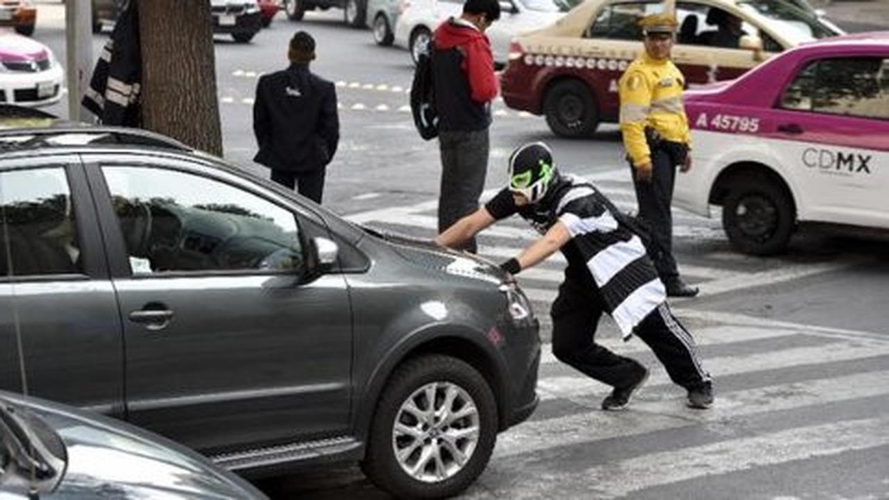 Heboh pahlawan bertopeng amankan para pejalan kaki di Mexico