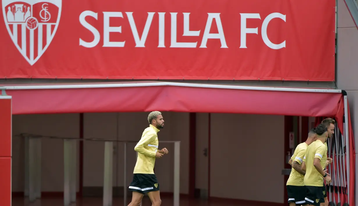 Pemain depan Sevilla, Youssef En-Nesyri (kiri) jogging dengan timnya selama sesi latihan di Ciudad Deportiva Jose Ramon Cisneros Palacios di Seville, Senin (13/9/2021). Sevilla akan menjamu RB Salzburg dalam laga pembuka fase grup Liga Champions pada Selasa, 14 September 2021. (CRISTINA QUICLER/AFP)
