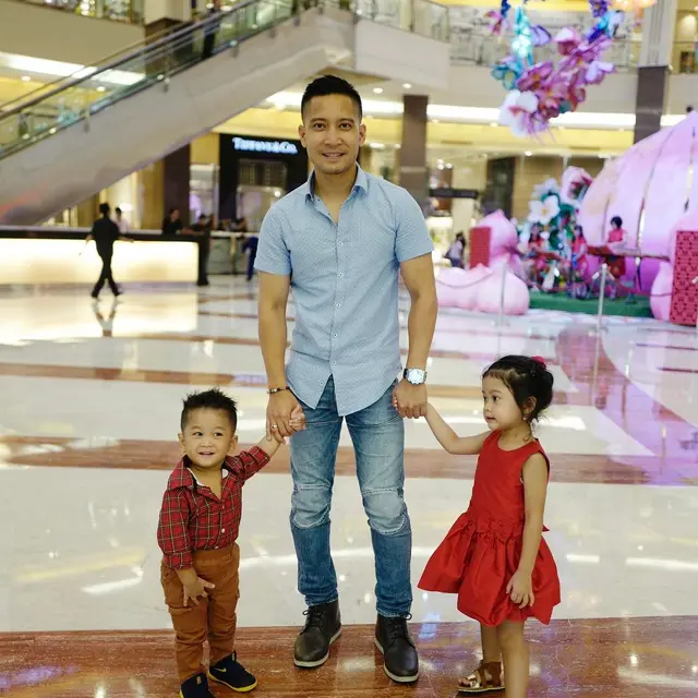 Ketemu Hanya 2 Menit, Ini 6 Potret Kedekatan Detri Warmanto dan Anak