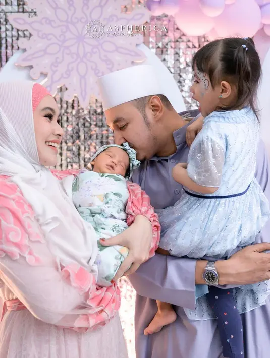 Habib Usman bin Yahya, begitu bahagia menyambut kehadiran putri kecilnya, Khadeejah. (Foto: Instagram/@kartikaputriworld)