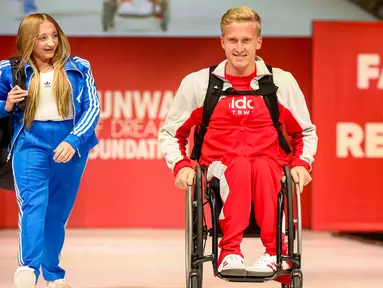 Model disabilitas memamerkan pakaian adaptif merek Adidas pada koleksi Runway of Dreams Foundation Spring/Summer 2024 sebagai bagian dari New York Fashion Week di New York, Amerika Serikat, Rabu (13/9/2023). (Photo by Andy Kropa/Invision/AP)