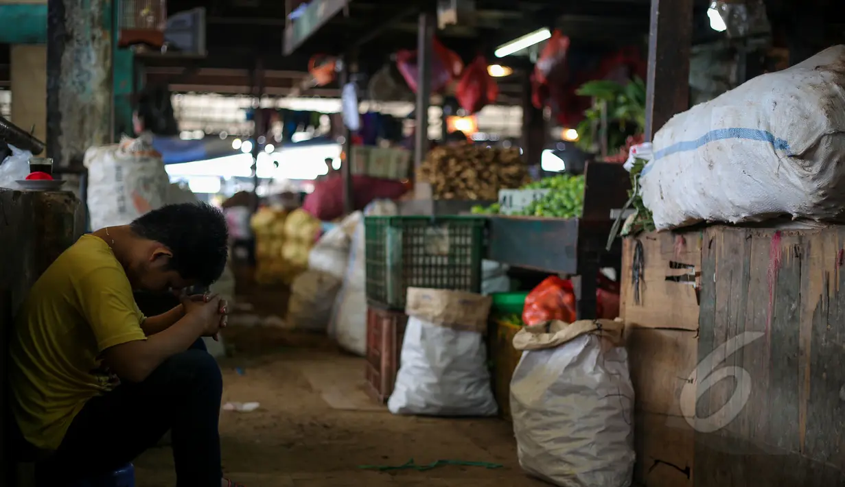 Salah satu pedagang tertidur di Pasar Inpres Blok VI Senen, Jakarta, Rabu (14/4/2015). Kemendag akan merevitalisasi pasar rakyat, tidak sekadar perbaikan fisik tetapi juga dari sisi ekonomi, sosial budaya, dan manajemen. (Liputan6.com/Faizal Fanani)