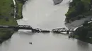 Bagian dari kereta barang terlihat di Sungai Yellowstone setelah jembatan kereta api runtuh , dekat Columbus, Montana, Amerika Serikat, Sabtu, 24 Juni 2023. (Larry Mayer/The Billings Gazette via AP)