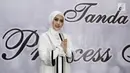 Penyanyi Syahrini berpose saat foto dalam acara acara Tanda Cinta bersama Princes Syahrini Ramadhan 1438 H di Masjid Az-Zikra, Sentul, Bogor, Minggu (18/6). (Liputan6.com/Herman Zakharia)