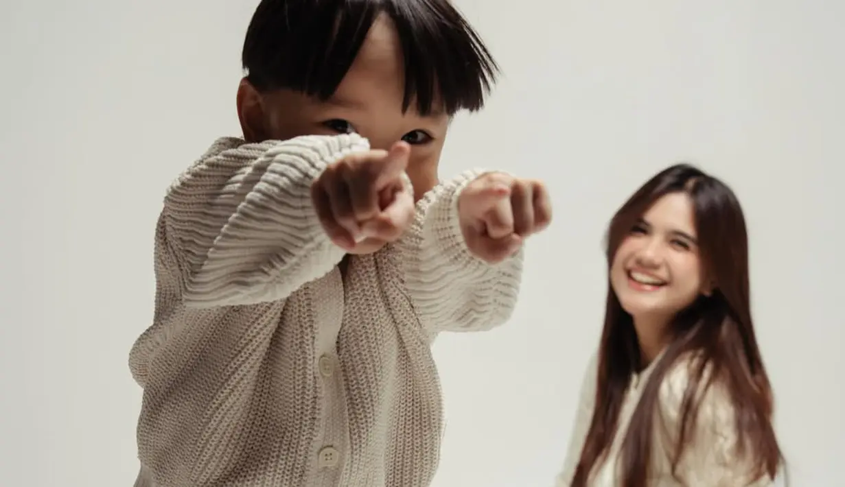 Keduanya tampil kompak dalam balutan cardigan beige dan celana cokelat yang serasi [@audimarissa]