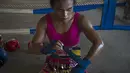 Petinju Muay Thai Nong Rose beristirahat di sela latihannya di provinsi Chachoengsao, Thailand (15/12). Setelah lebih dari 300 pertarungan, Nong Rose berlatih untuk mempersiapkan pertandingannya di Prancis. (AFP Photo)