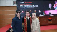 Ruri Repvblik bersama Ari Arisman alam momen sidang promosi Doktor Ari di UPI Bandung.