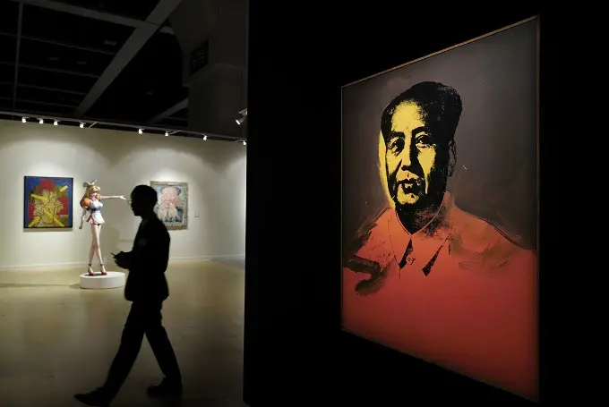 Lukisan potret Mao Zedong karya Andy Warhol laku terjual di Hong Kong (AP/Vincent Yu)