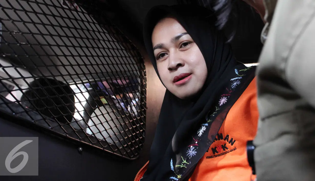 Evy Susanti usai diperiksa KPK, Jakarta, Rabu (5/8/2105). Gatot dan Evy menjalani pemeriksaan perdana usai menjadi tahanan KPK sebagai saksi untuk tersangka OC Kaligis dalam kasus suap hakim PTUN Medan. (Liputan6.com/Helmi Afandi)