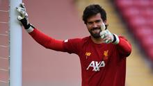 Alisson Becker didatangkan Liverpool dari AS Roma pada 2018 dengan harga 62 juta euro. Ia mampu menyelesaikan masalah The Reds di sektor kiper, bahkan mampu mempersembahkan empat gelar, termasuk Liga Champions dan Liga Inggris. Harga pasarnya saat ini tercatat sebesar 60 juta euro. (AFP/Paul Ellis)