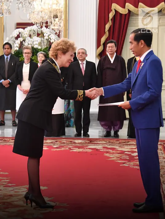 Presiden Jokowi menerima surat kepercayaan dari 11 Dubes Luar Biasa dan Berkuasa Penuh (LBBP), Jakarta, Rabu (4/4). Jokowi didampingi Menlu Retno Marsudi dan Sekretaris Kabinet Pramono Anung. (Liputan6.com/Pool/Biro Pers Setpres)