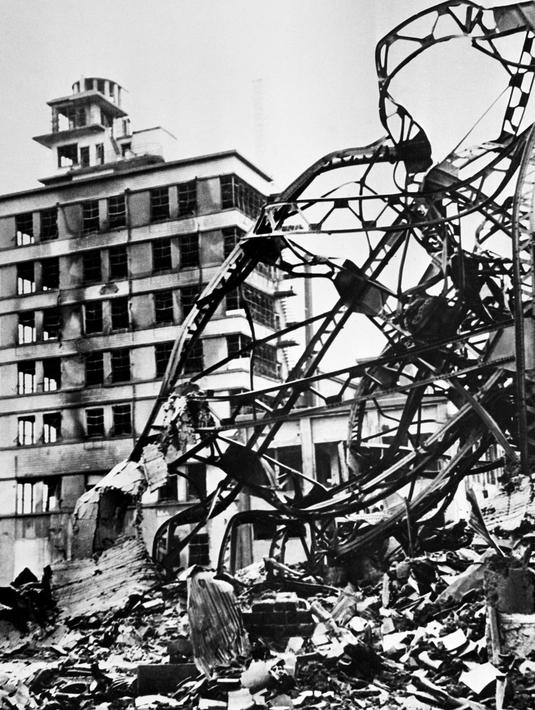 Foto tahun 1948, Kota Hiroshima yang hancur, tiga tahun setelah bom atom dijatuhkan oleh Angkatan Udara AS B-29 pada 06 Agustus 1945. Sekitar 140.000 orang, atau lebih dari separuh penduduk Hiroshima meninggal dalam peristiwa tersebut. (AFP PHOTO / INP)