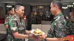 Citizen6, Surabaya: Usai memberikan sambutan, Komandan Korps Marinir memotong tumpeng dan memberikannya kepada Komandan Yontaifib-1 Marinir Mayor Marinir Edy Cahyanto. (Pengirim: Diyat Akmal)