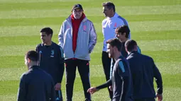 Pelatih Juventus, Maurizio Sarri (belakang kiri) melihat para pemainnya berlatih selama sesi latihan tim di Turin, Italia (10/12/2019). Juventus akan bertanding melawan wakil Jerman, Bayern Leverkusen pada Grup D Liga Champions di BayArena. (AFP/Marco Bertorello)