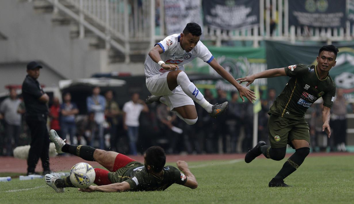 Striker Arema FC, Rifaldi Bawuo, berusaha melewati pemain Tira Persikabo pada laga Shopee Liga 1 di Stadion Pakansari, Bogor, Kamis (24/10). Arema tahan  imbang 1-1 Tira Persikabo. (Bola.com/Yoppy Renato)