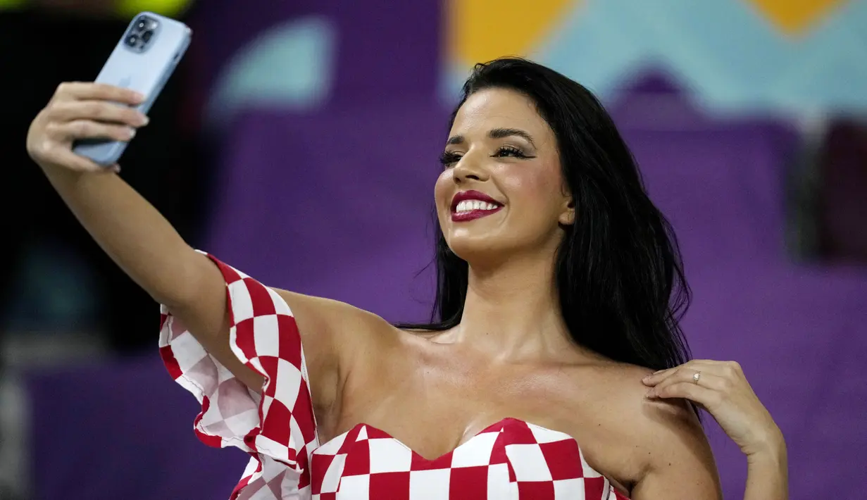 Suporter wanita Kroasia melakukan swafoto saat menghadiri pertandingan melawan Kanada pada laga Piala Dunia di Stadion Khalifa, Qatar, Minggu (27/11/2022). (AP/Thanassis Stavrakis)