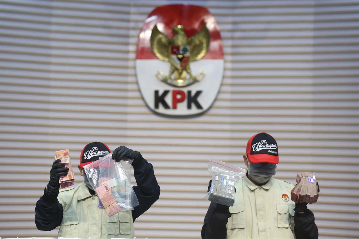 FOTO: KPK Tunjukkan Barang Bukti Uang dari OTT Bupati Cilacap