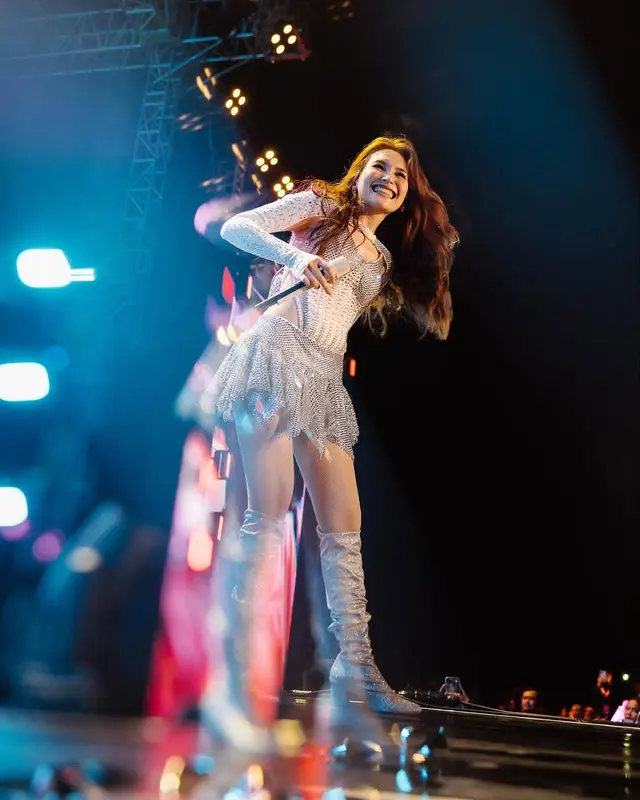 7 Potret Ayu Ting Ting pakai kostum silver memukau di konser perdana, tampil gemerlap dan mewah