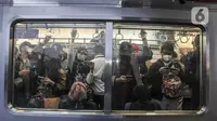 Pekerja menggunakan KRL saat jam pulang di Stasiun Manggarai, Jakarta, Senin (27/12/2021). Pemprov DKI resmi menetapkan upah minimum provinsi (UMP) 2022 naik 5,1 persen atau menjadi Rp4.641.854. (merdeka.com/Iqbal S Nugroho)