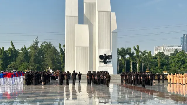 Menteri Hukum dan Hak Asasi Manusia (Menkumham) Yasonna H Laoly memimpin secara langsung upacara tabur bunga yang diteruskan dengan ziarah di Taman Makam Pahlawan (TMP) Kalibata, Pancoran, Jakarta Selatan. (Nanda Perdana).