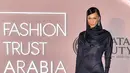 Selama di Qatar, Bella Hadid juga menghadiri Fashion Trust Arabia di Doha. Menghadiri acara tersebut, Bella Hadid tampil cantik satin dress berwarna hitam. [instagram/bellahadid]