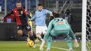 Gelandang Lazio Mattia Zaccagni (tengah) berebut bola dengan bek Genoa Davide Biraschi pada giornata ke-18 Liga Italia di Stadion Olimpico, Sabtu (18/12/2021) dini hari WIB. Lazio menang 3-1 atas tamunya Genoa. (AP Photo/Gregorio Borgia)