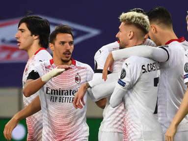 Pemain AC Milan merayakan gol yang dicetak Samuel Castillejo Azuaga ke gawang Lille pada laga lanjutan Liga Europa di Stade Pierre Mauroy, Jumat (27/11/2020) dini hari WIB. AC Milan bermain imbang 1-1 menghadapi Lille. (AFP/Dennis Charlet/pool)
