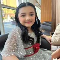 Potret Arsy saat momong Baby Azura (Sumber: Instagram/@quenarsy)