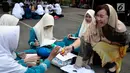 Siswa ikut Pesantren Ramadhan di halaman Masjid Sunda Kelapa, Jakarta, Jumat (9/6). Cap Kaki Tiga memperingati HUT ke-80 tahun  dengan membagikan takjil kepada 10.000 anak Yatim dan Dhuafa di Jakarta dan Surabaya. (Liputan6.com/Johan Tallo)