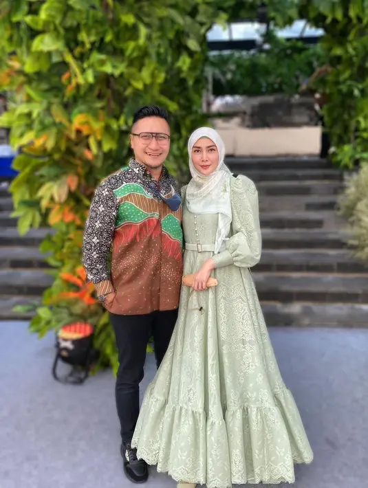 Arie Untung dan Fenita Arie tetap hangat meski sudah 17 tahun bersama (Instagram/fenitarie)