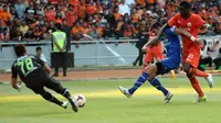 Pemain belakang Persib Bandung, Vladimir Vujovic (tengah), menahan laju serangan Edi Foday Boakay (Persija Jakarta) saat berlaga di Stadion GBK, (10/8/2014). (Liputan6.com/Helmi Fithriansyah)