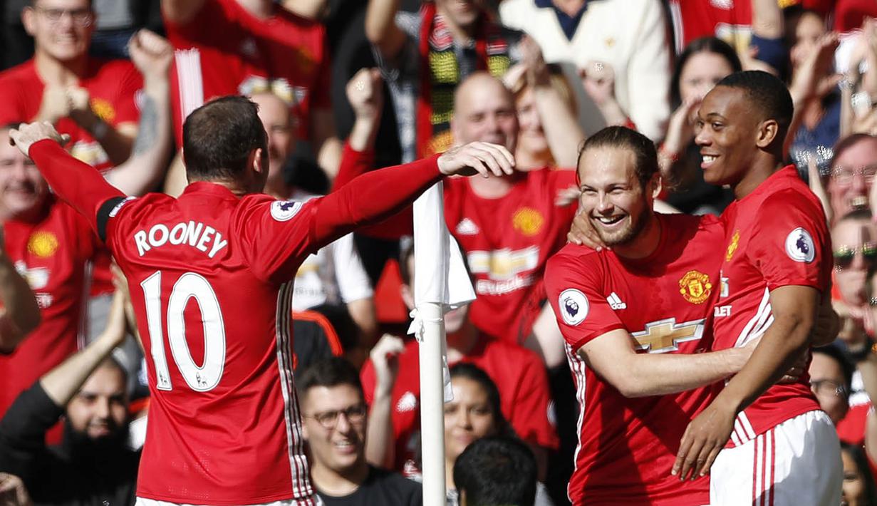 Para pemain Manchester United merayakan gol yang dicetak Anthony Martial ke gawang Stoke. MU sempat unggul 1-0 pada menit ke-69 setelah bomber asal Prancis ini mencetak gol. (Reuters/Carl Recine)