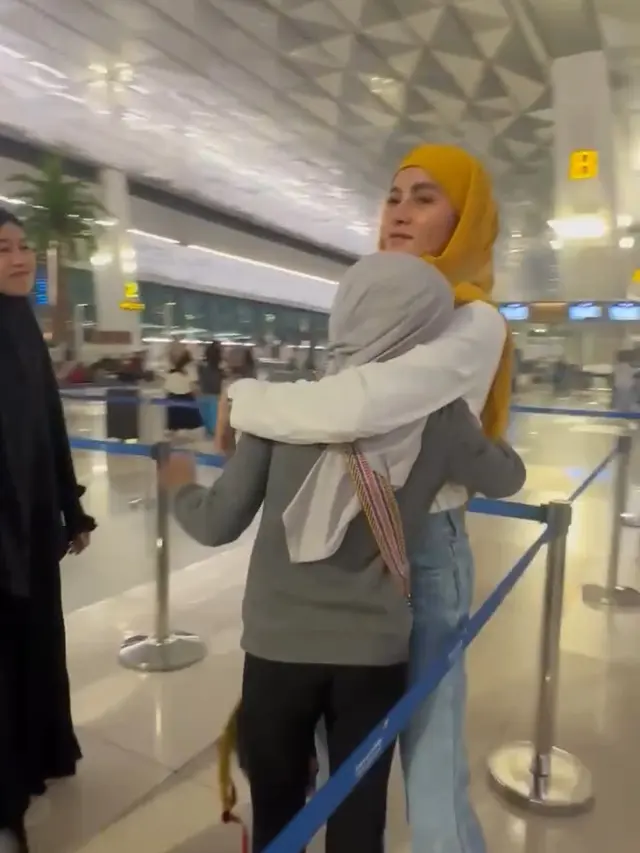 Momen Olla Ramlan dan Aufar Hutapea Antar Anak yang Akan Liburan ke Jepang. (instagram/ollaramlan, instagram/aufar.hutapea)