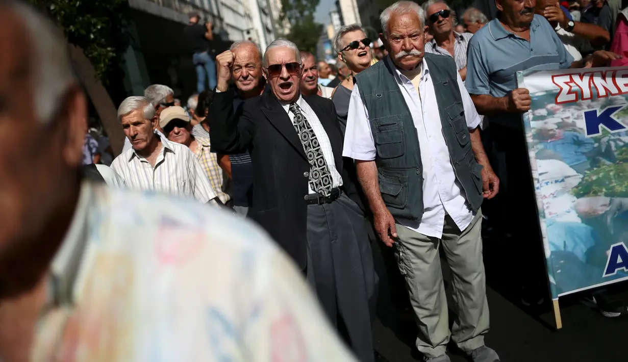Seorang kakek tampil necis ketika melakukan long march bersama para pensiunan ke kantor Perdana Menteri Alexis Tsipras, di Athena, Senin (3/10). Aksi ini untuk memprotes pemotongan tunjangan pensiun oleh pemerintah Yunani. (REUTERS / Alkis Konstantinidis)