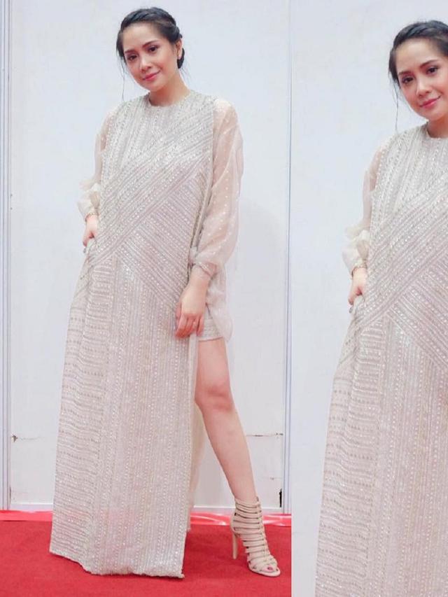 Nagita Slavina Tampil Menawan dengan Gaun Berhiaskan ...