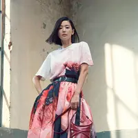 Jun Ji Hyun mengenakan Jersey Anenome Print T-Shirt dan Rok dengan dropped pocket detailing dari koleksi Alexander McQueen AW21. Melengkapi penampilannya, Jun Ji Hyun memilih Alexander McQueen Curve Bag berwarna oxblood (instagram/alexandermcqueen)