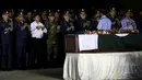 Marsekal Sohail Aman (kiri kedua) saat upacara penghormatan untuk pilot jet tempur Pakistan, Marium Mukhtiar (22) di pangkalan AU di Karachi, Selasa (24/11). Marium tewas setelah pesawatnya mengalami kecelakaan di Provinsi Punjab. (REUTERS/Akhtar Soomro)