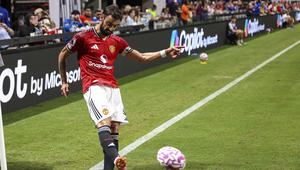 Gelandang Manchester United, Bruno Fernandes, melakukan tendangan sudut pada pertandingan Premier League Summer Series melawan Everton, Senin,&nbsp;4 Agustus 2025, di Atlanta. (AP Photo/Colin Hubbard)