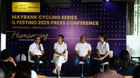 Widya Permana (kiri), Project Director Maybank Cycling Series Il Festino 2025; Sigi Wimala (dua dari kiri), Sport Enthusiast; Pratomo Setyadi (dua dari kanan), Race Director Maybank Cycling Series Il Festino 2025 dalam sesi konferensi pers Maybank Cycling Series Il Festino 2025 di Senayan, Jakarta, Selasa (8/7/2025). (Maybank)