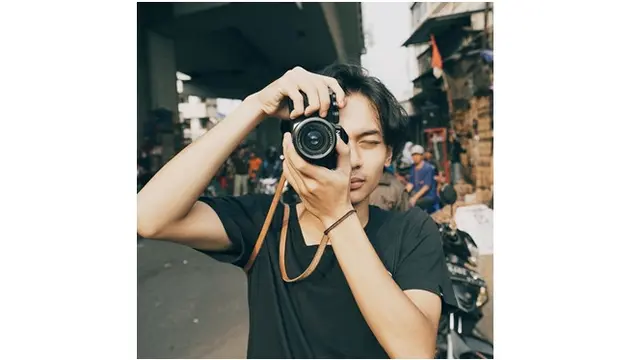 Pria kelahiran Jakarta, 20 Agustus 1999 ini juga hobi fotografi. Melalui akun Instagram ia kerap membagikan aktivitasnya.