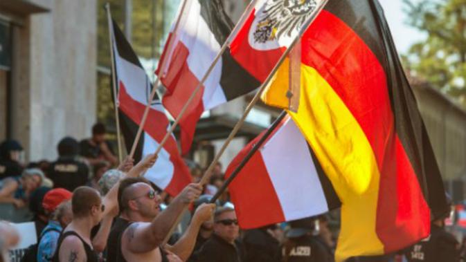 Demo pendukung sayap kanan Jerman. Temuan suatu survei menyebutkan bahwa sekitar 10 persen warga Jerman sekarang ingin dipimpin oleh seorang diktator. (Sumber AFP)