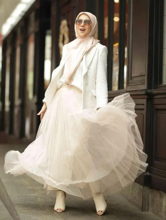 Rok tutu juga cocok digunakan untuk acara formal. padukan dengan blazer seperti artis Marina Zumarni ini.(Instagram/marinazumarnisreal).